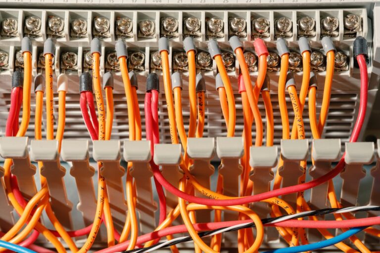 Praktyczny przewodnik po instalacjach elektrycznych i hydraulicznych dla domu i przemysłu
