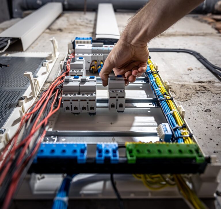 Wybór i instalacja aparatury elektrycznej w domu i firmie
