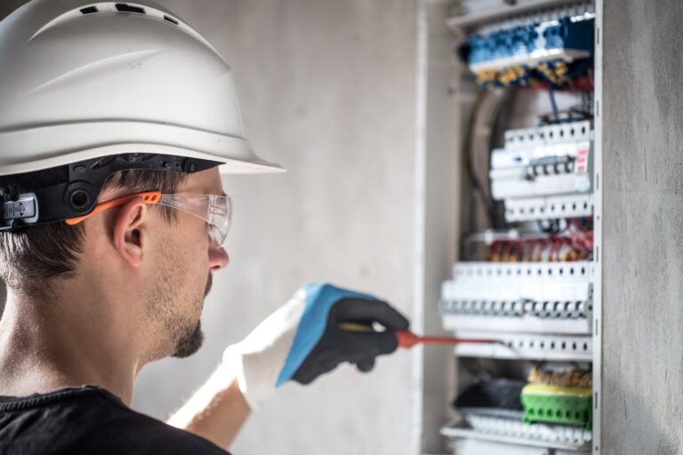 Jak skutecznie zabezpieczyć instalację elektryczną w domu i firmie