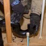 Jak zdiagnozować i naprawić nieszczelność w instalacji hydraulicznej domu?