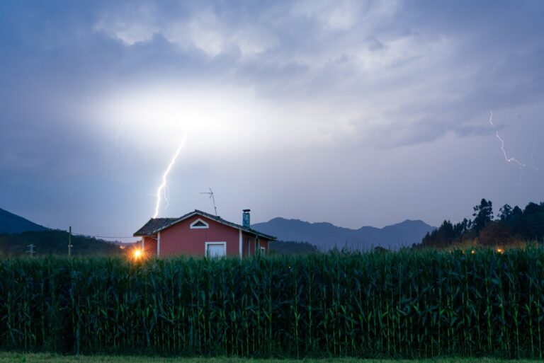 Kompleksowy przewodnik po instalacjach odgromowych dla domów i budynków
