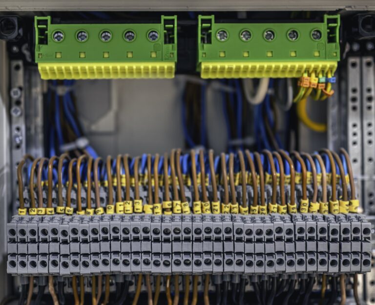 Praktyczny przewodnik po aparaturze elektrycznej dla instalatorów