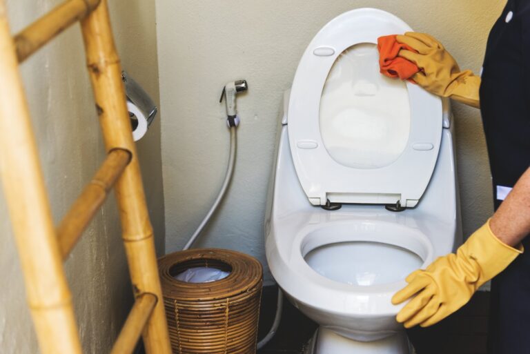 Co zrobić gdy toaleta się zapycha? Skuteczne metody udrażniania