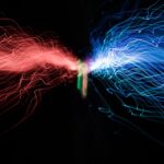 Dlaczego gniazdko elektryczne iskrzy przy włączaniu urządzeń?