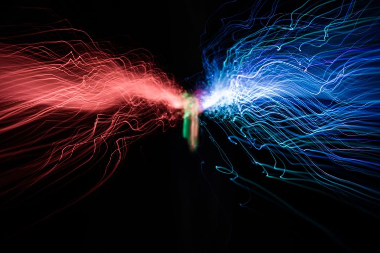 Dlaczego gniazdko elektryczne iskrzy przy włączaniu urządzeń?