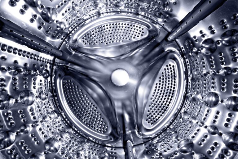 Dlaczego pralka buczy podczas wirowania?