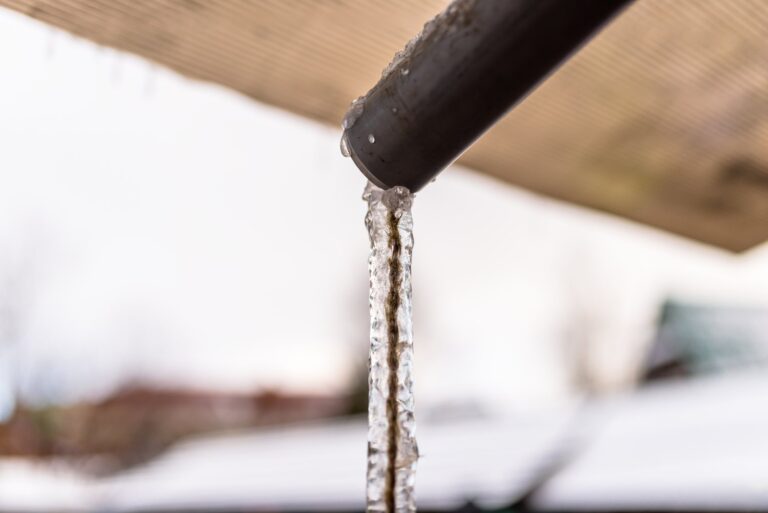Dlaczego woda kapie z klimatyzacji? Najczęstsze przyczyny