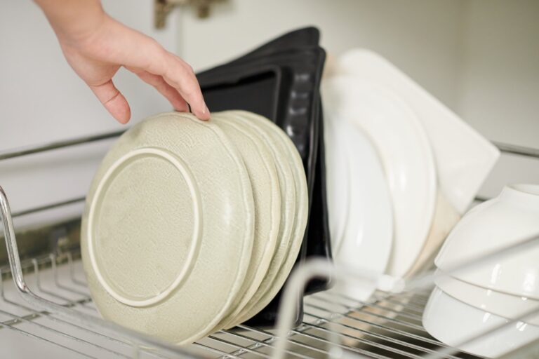 Dlaczego zmywarka nie suszy naczyń?
