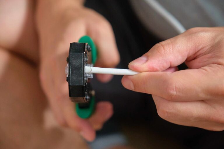 Jak wymienić baterię w czujniku zalania?