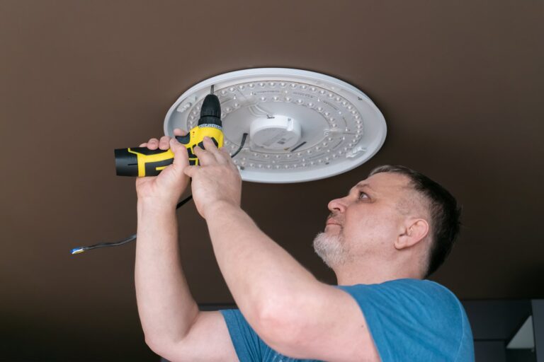 Jak wymienić żarówkę w okapie kuchennym?