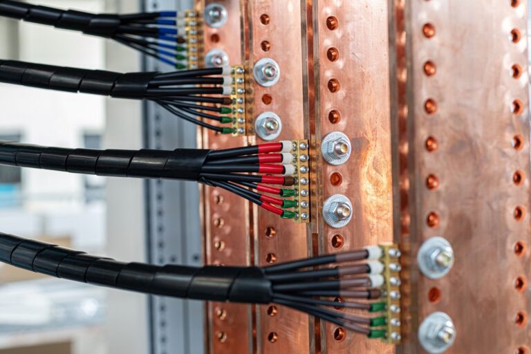 Najważniejsze aspekty instalacji elektrycznych w nowoczesnych budynkach