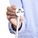 Co zrobić gdy gniazdko elektryczne słabo trzyma wtyczkę?