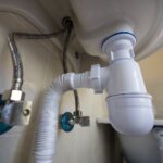 Co zrobić gdy syfon pod umywalką bulgocze podczas spuszczania wody?