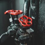 Jak naprawić problem z cieknącym zaworem zwrotnym w instalacji?