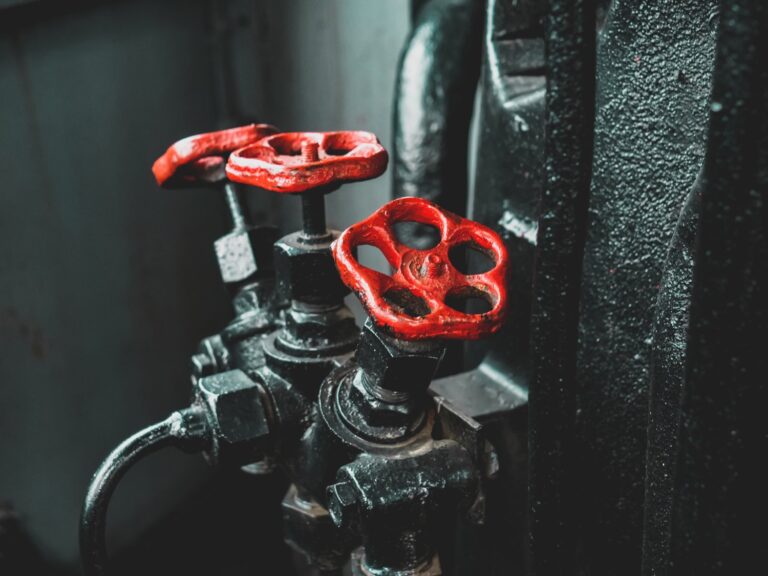 Jak naprawić problem z cieknącym zaworem zwrotnym w instalacji?