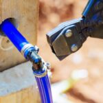 Jak naprawić problem z przeciekającą opaską zaciskową na rurze?