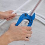 Jak naprawić problem z przeciekającym złączem w rurze PEX?