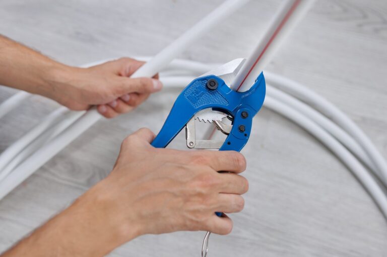 Jak naprawić problem z przeciekającym złączem w rurze PEX?