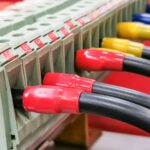 Jak wybierać i montować końcówki kablowe w instalacjach elektrycznych