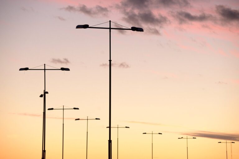 Jak wybrać odpowiednie słupy stalowe do instalacji oświetleniowej