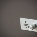 Jak wybrać odpowiednie zamki i zabezpieczenia dla rozdzielnic elektrycznych