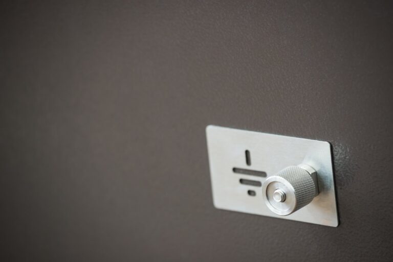 Jak wybrać odpowiednie zamki i zabezpieczenia dla rozdzielnic elektrycznych