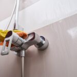 Jak wymienić śrubę mocującą w baterii prysznicowej?