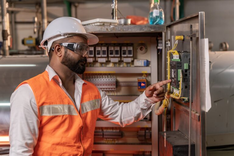 Jak wybrać odpowiednią aparaturę zabezpieczającą do instalacji elektrycznych