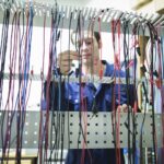 Jak wybrać odpowiednie przewody elektryczne do instalacji domowej i przemysłowej