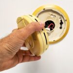 Dlaczego czujnik dymu piszczy mimo wymiany baterii?