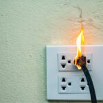 Dlaczego gniazdo elektryczne iskrzy przy wyciąganiu wtyczki?