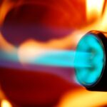 Dlaczego płomień w palniku gazowym płonie na pomarańczowo zamiast niebiesko?