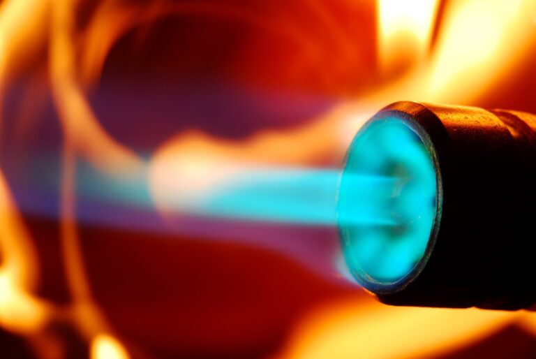 Dlaczego płomień w palniku gazowym płonie na pomarańczowo zamiast niebiesko?
