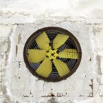 Dlaczego wentylator w łazience głośno pracuje ale słabo wyciąga powietrze?