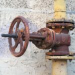 Jak naprawić cieknący zawór spustowy w piwnicy?