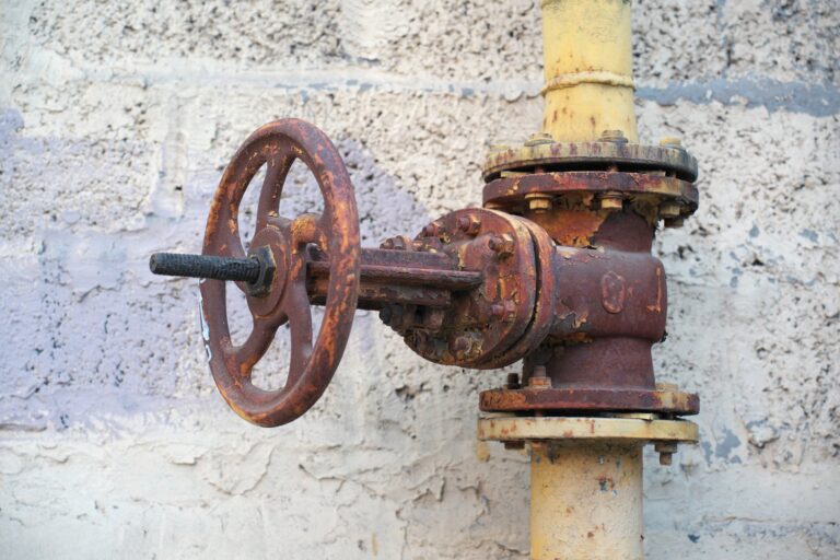 Jak naprawić cieknący zawór spustowy w piwnicy?