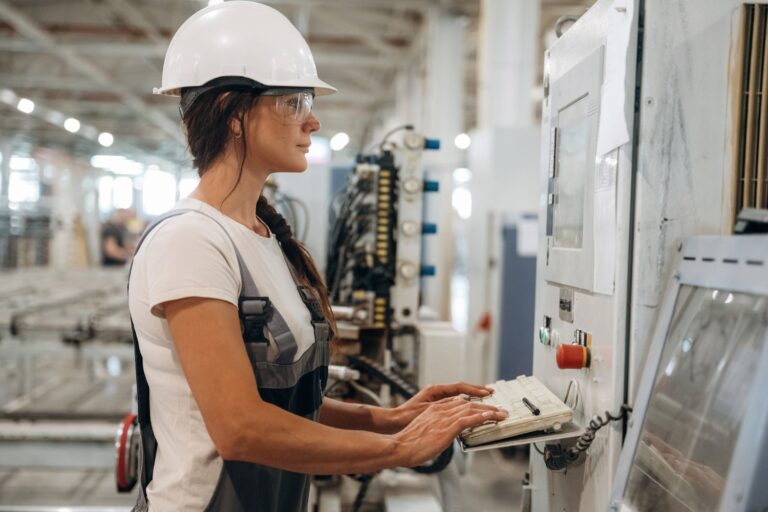 Jak wybrać odpowiedni osprzęt elektryczny do zastosowań przemysłowych