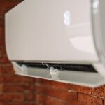 Co zrobić gdy klimatyzacja w sypialni kapie na podłogę?