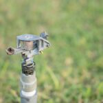 Jak naprawić nieszczelny zawór w instalacji sprinklerowej?