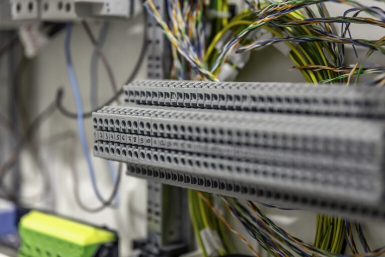 Jak prawidłowo wybierać i montować systemy prowadzenia kabli w instalacjach przemysłowych