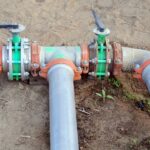 Jak wymienić uszkodzoną opaskę zaciskową na rurze kanalizacyjnej?