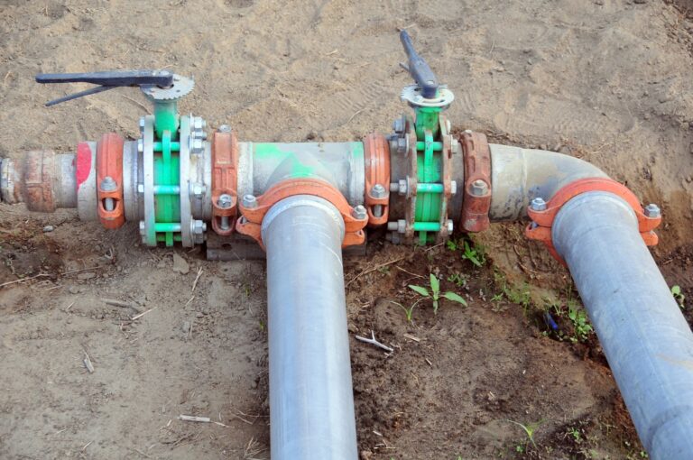 Jak wymienić uszkodzoną opaskę zaciskową na rurze kanalizacyjnej?