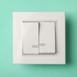 Jak wymienić uszkodzony włącznik światła w korytarzu?